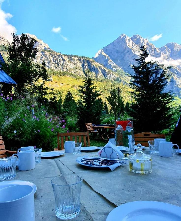 Guesthouse Demushi Valbona Exteriör bild